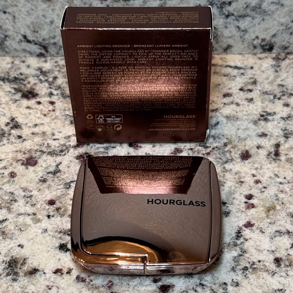 Hourglass Ambient Lighting Bronzer - Luminous Bronze Light - Picture 4 of 7